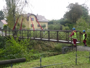 L&aacute;vka u dětsk&eacute;ho hři&scaron;tě v centru obce